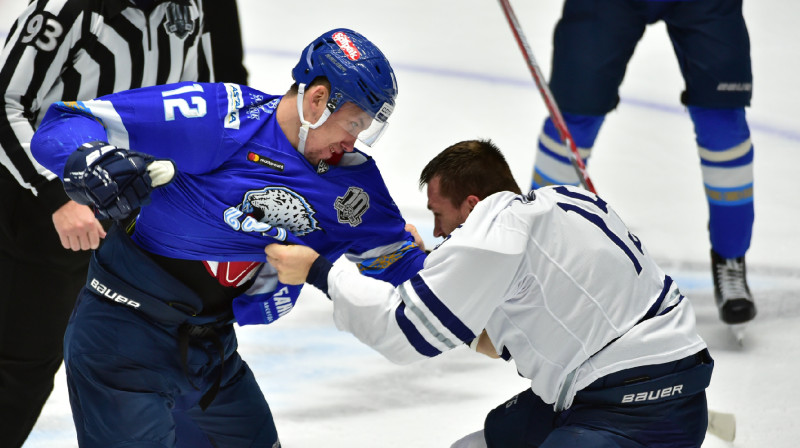 "Barys" spēlētājs un Mārtiņš Karsums
Foto: hcbarys.kz