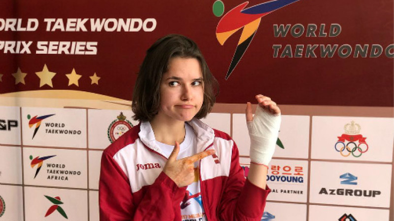 Inese Tarvida demonstrē roku
Foto: instagram.com/inesetarvida