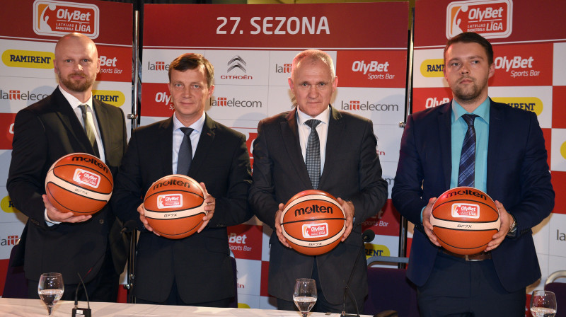 LBS prezidents Valdis Voins un LBL direktors Edgars Bērziņš ar "Lattelecom" un "Olybet" pārstāvjiem
Foto: Romāns Kokšarovs, f64