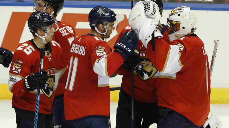 Roberto Luongo saņem komandas biedru apsveikumus
Foto: USA Today/Scanpix