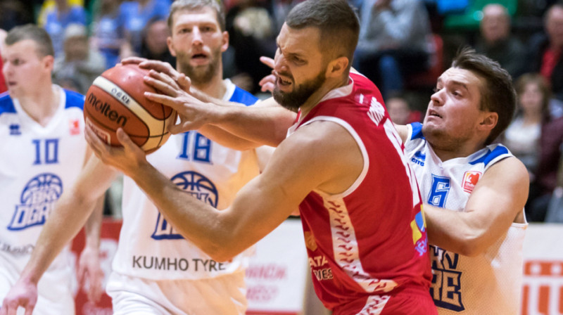 "Jēkabpils" kapteinis Oskars Virsis cīņā ar "Ogres" aizsardzību
Foto: Lāsma Irša