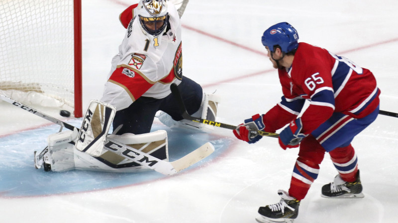 Endrju Šovs pārspēj Roberto Luongo.
Foto: USA TODAY Sports/Scanpix