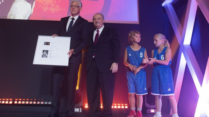 Valdis Valters un FIBA prezidents Horasio Muratore
Foto: FIBA