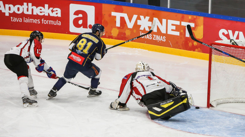 Deivids Sarkanis apdraud Riharda Cimermaņa vārtus
Foto: Guntis Lazdāns