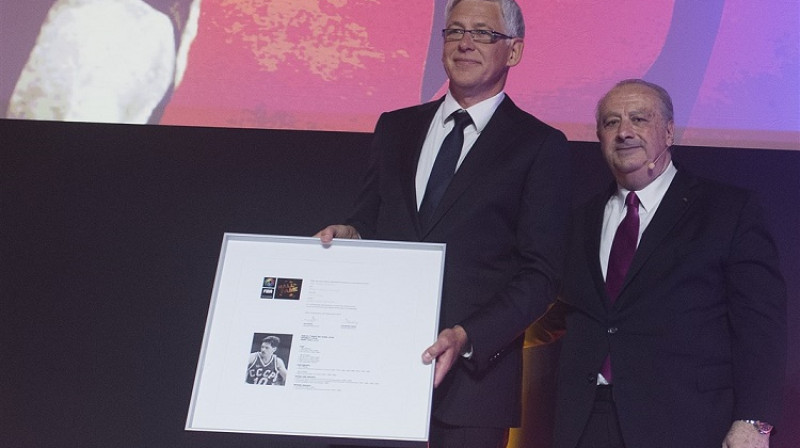 Valdis Valters un FIBA prezidents Horasio Muratore
Foto: FIBA