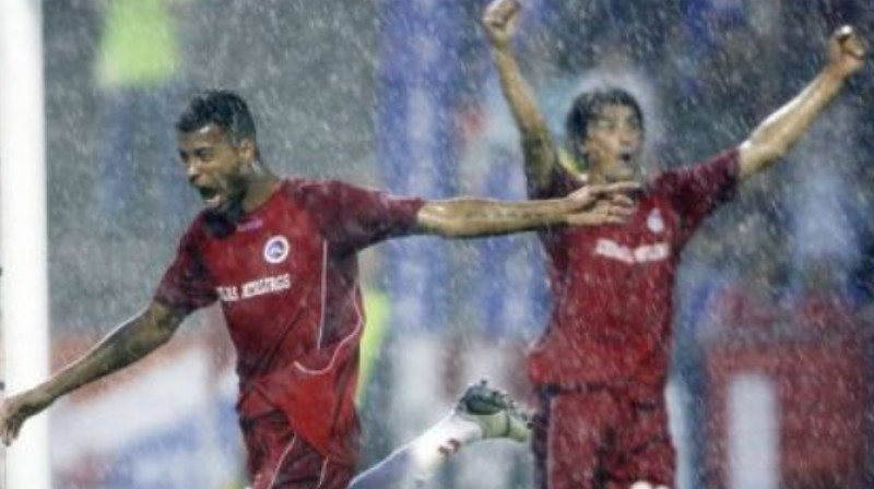 Antonio Fereira un Ģirts Karlsons "Liepājas metalurga" sastāvā 2007. gada UEFA kausa mačā pret zviedru AIK
Foto: lff.lv