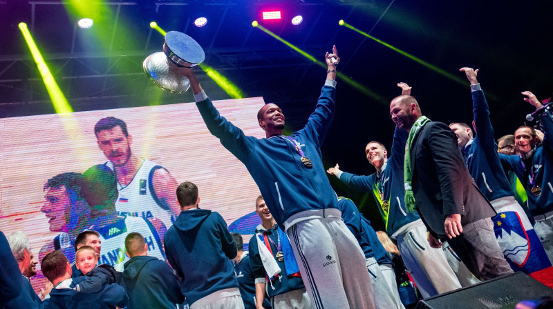 Entonijs Rendolfs ar "EuroBasket" trofeju Slovēnijas izlases svētkos Ļubļanā 
Foto: SIPA / Scanpix