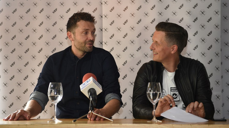 VEF uzbrucējs Kristaps Janičenoks un prezidents Edgars Jaunups
Foto: Romāns Kokšarovs, f64