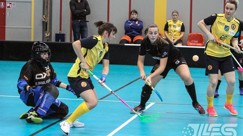 Edīte Ozoliņa (centrā) tika atzīta par labāko "Ķekavas Bulldogs" rindās
Foto: Floorball.lv