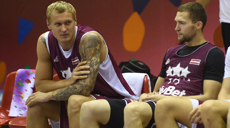 Jānis Timma un Jānis Strēlnieks
Foto: Romāns Kokšarovs/f64