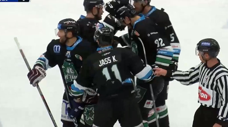 Māris Jass un Koba Jass priecājas pēc gūtajiem vārtiem
Foto: Ekrānuzņēmums