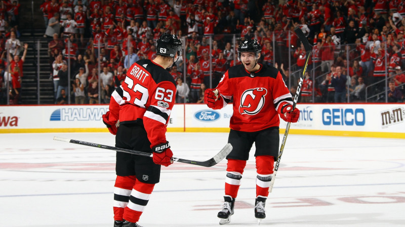 Ņūdžersijas "Devils" spēlētāji Jespers Brats (nr.63) un Vils Batčers
Foto: AFP/Scanpix