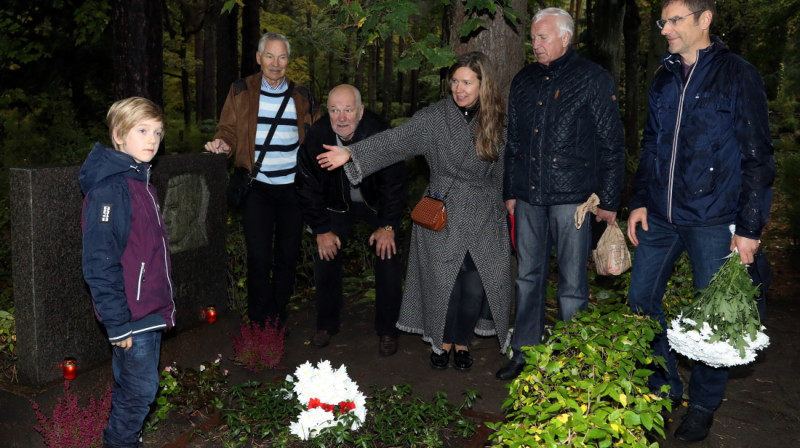 Pie Jāņa Šūlberga. Viņa mazdēls Andrejs Linužs, Eduards Strauts, Ēvalds Grabovskis, Jana Šūlberga-Linuža, Antons Kraulis un Andris Linužs. 
Foto: Mārtiņs Aiše (LHF)