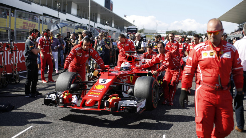 Fetels un viņa mehāniķi pirms starta Japānā
Foto: imago/HochZwei/Scanpix