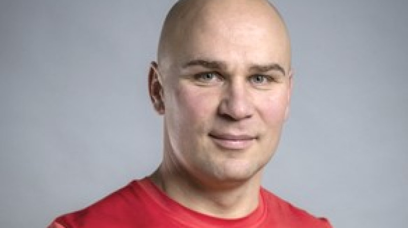 Normunds Tomsons
Trenažieru zāles instruktors, personāltreneris, Latvijas absolūtais čempions, pasaules čempions (2007. un 2008. gadā) un Eiropas čempions (2008. gadā) ārmrestlingā.