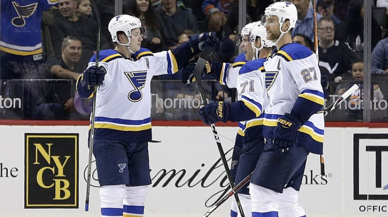 Vladimirs Tarasenko (pa kreisi) ar komandas biedriem atzīmē vārtu guvumu
Foto: Seth Wenig/AP/Scanpix