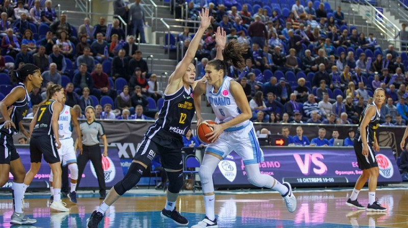 Anete Šteinberga cīņā ar bijušo kolēģi Soņu Petroviču
Foto: FIBA