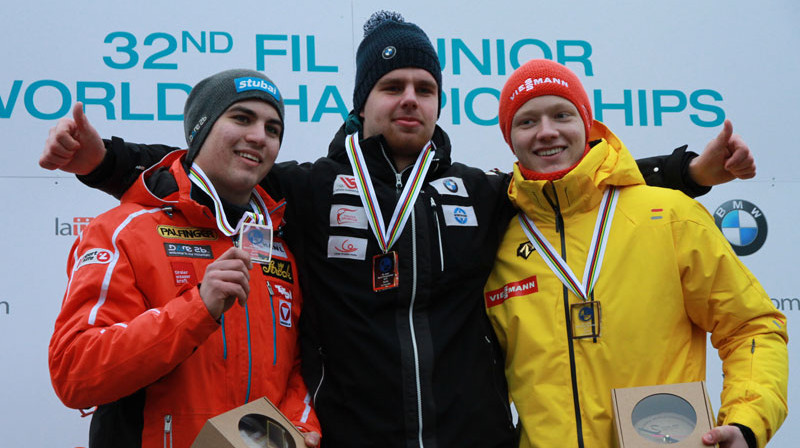 Kristers Aparjods (centrā) pēc uzvaras pasaules junioru čempionātā. 
Foto: Sandra Škutāne/f64