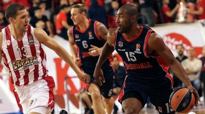 Jānis Strēlnieks (Nr. 13) cīņā pret Jāņa Timmas (Nr. 6) Vitorijas "Baskonia"
Foto: euroleague.net