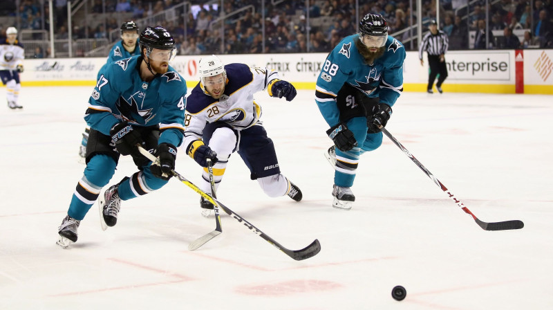 Zemgus Girgensons šonakt demonstrēja atzīstamu sniegumu, taču ''Sabres'' piedzīvoja kārtējo zaudējumu
Foto: Ezra Shaw/AFP/Getty/Scanpix