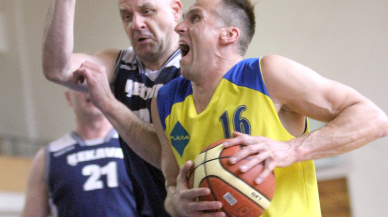 Uzbrukumā Uģis Lasmanis, kurš 2016./2017. gada sezonā izcīnīja čempionu titulu Latvijas Maksibasketbola čempionāta trijās vecuma grupās 
Foto: Renārs Buivids