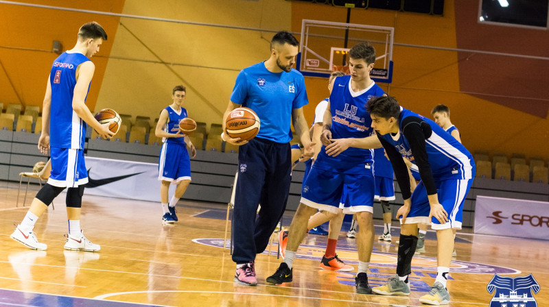 Edijs Šlesers darbā ar jauniem spēlētājiem ''BK LU attīstības nometnē 2017''. Foto: Māris Greidāns, bk.lu.lv
