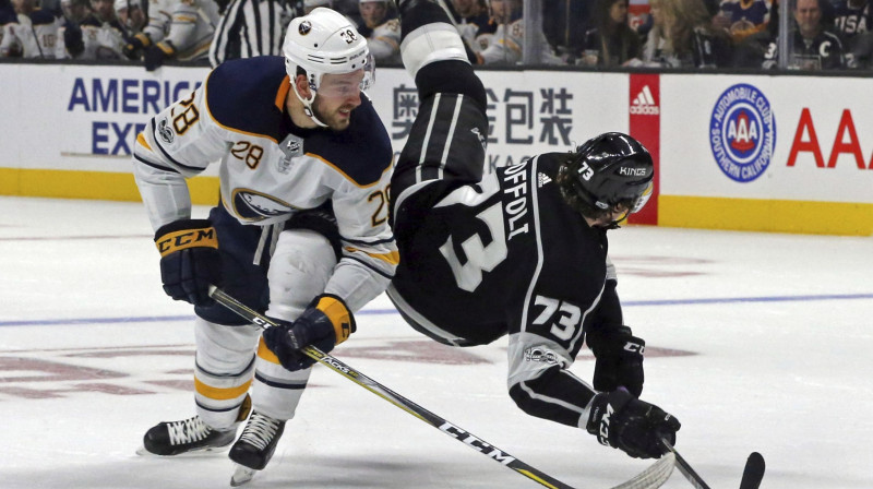 Zemgus Girgensons un Tailers Tofoli
Foto: Reed Saxon/AP/Scanpix