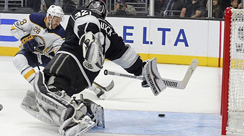 Zemgus Girgensons pārspēj Džonatanu Kviku
Foto: Reed Saxon/AP/Scanpix