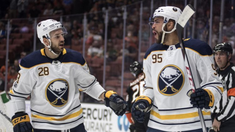 Zemgus Girgensons un Džastins Beilijs
Foto: AP/Scanpix