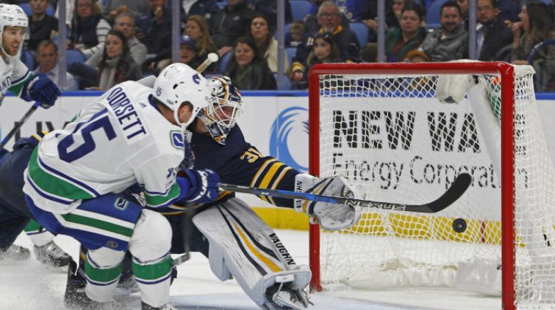 Dereks Dorsets raida ripu "Sabres" vārtos, spēlējot mazākumā
Foto: AP/Scanpix