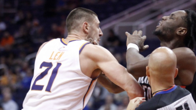 Oleksijs Leņs saķeras ar Keilebu Svonigenu
Foto: AP/Scanpix