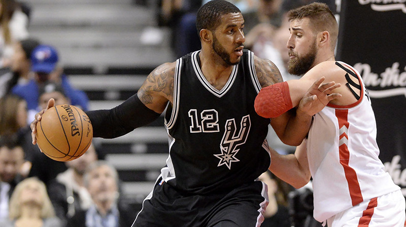 Lamarkuss Oldridžs uzbrukumā pret Jonu Valančūnu
Foto: AP/Scanpix