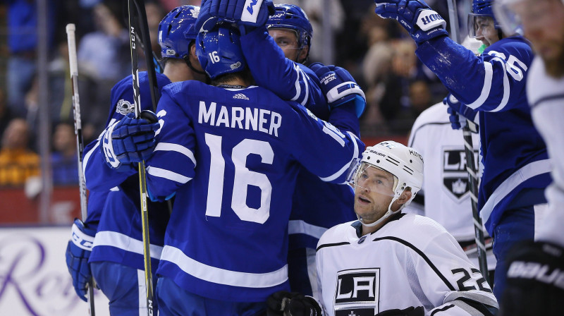 Mitčels Marners (nr. 16) kopā ar komandu
Foto: USA Today Sports/Scanpix