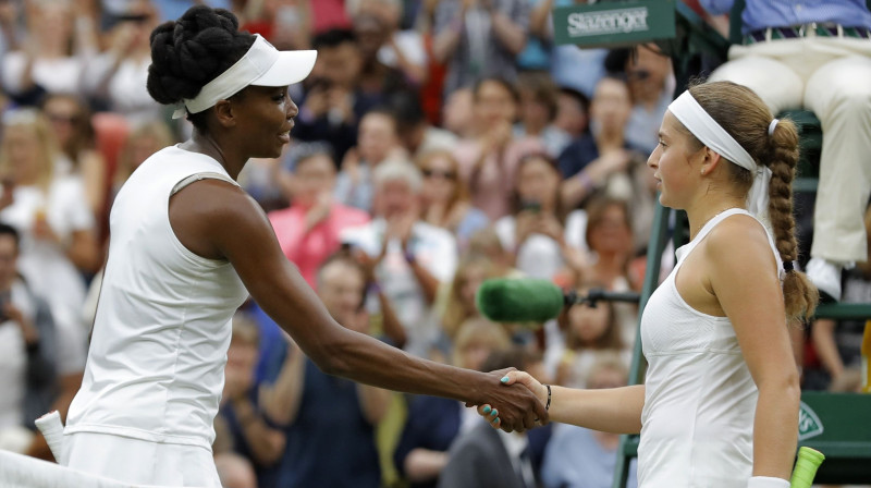 Venusa Viljamsa un Aļona Ostapenko 11. jūlijā Vimbldonā
Foto: AP/Scanpix