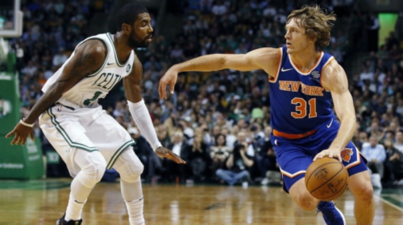 Kairijs Ērvings pret Ronu Beikeru
Foto: AP/Scanpix