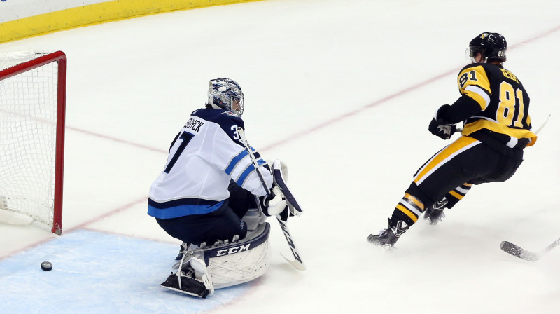 Fils Kesels (pa labi) gūst uzvaras vārtus 
Foto: USA Today Sports / Scanpix