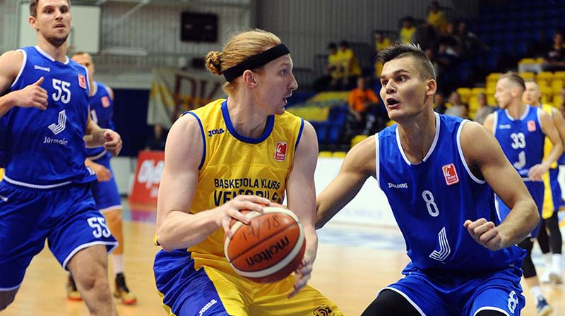 Maiks Bruševics uzbrukumā pret Ivaru Žvīguru
Foto: BK "Ventspils"