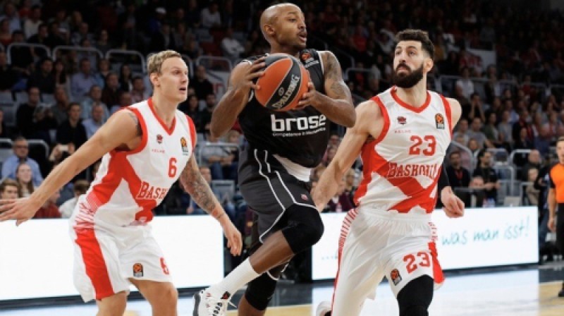 Jānis Timma (Nr. 6) aizsardzībā pret Bambergas "Brose" spēlētāju Rikiju Hikmenu
Foto: "Turkish Airlines" Euroleague