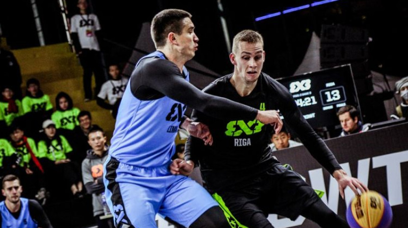 Kārlis Pauls Lasmanis cīņā ar Serbijas komandu.
Foto: FIBA.basketball