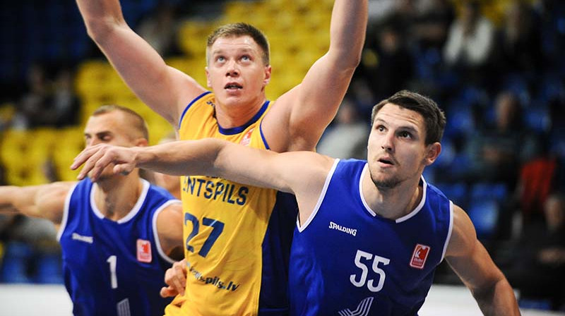 Lietuviešu cīņa zem groza: Julijus Juciks pret Denisu Krestiņinu
Foto: BK Ventspils
