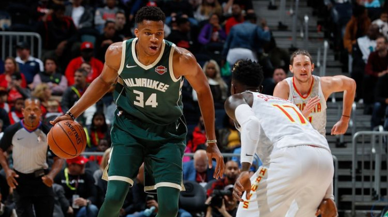 Jannis Adetokunbo pret Denisu Šrēderu
Foto: AFP/Scanpix