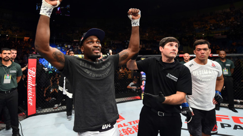 Dereks Brunsons (no kreisās) izcīna uzvaru pār Lioto Mačidu
Foto: sherdog.com