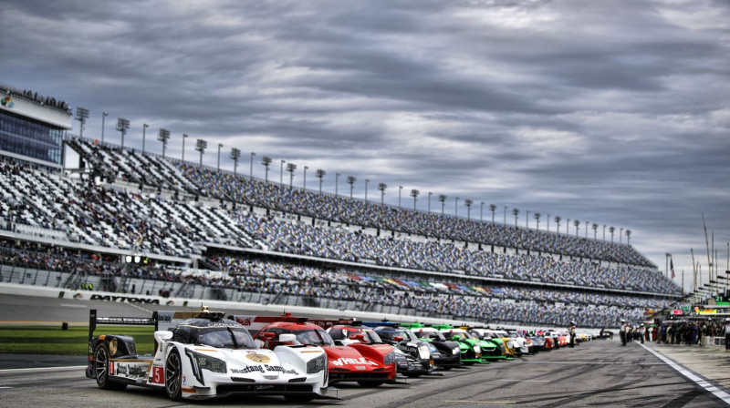 Deitonas sacīkšu mašīnas
Foto: mclaren.com