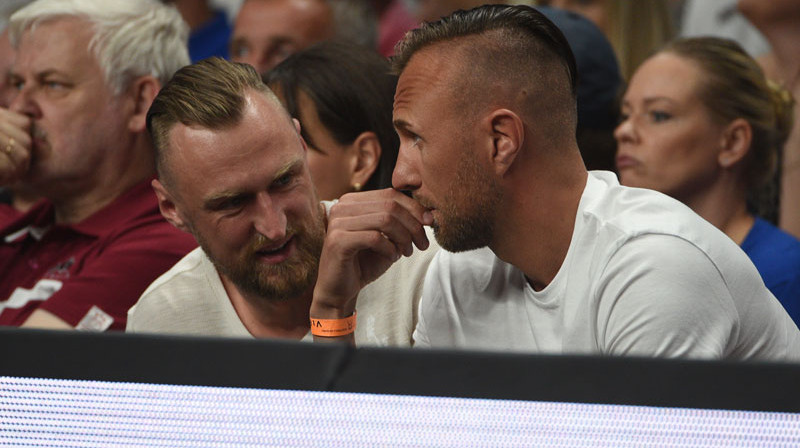 Kristapa Porziņģa brāļi Mārtiņš un Jānis (pa labi). 
Foto: Romāns Kokšarovs/f64