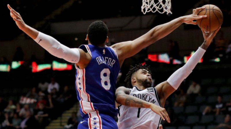 Džalīls Okafors aizsardzībā pret D'Andželo Raselu
Foto: AP/Scanpix