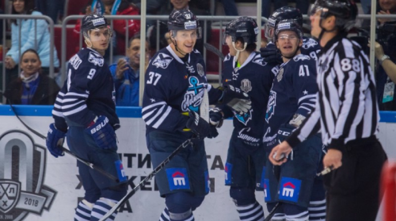 Oskars Bārtulis (Nr. 37) kopā ar komandas biedriem
Foto: hcadmiral.ru