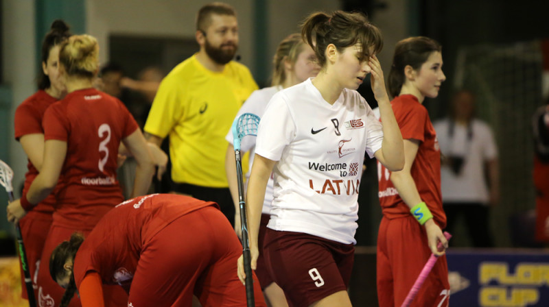 Arī cīņas pēdējās sekundēs bumbiņa neatrada sev vietu poliešu vārtos...
Foto: Ritvars Raits, floorball.lv