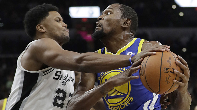 Rūdijs Gejs cīņā ar Kevinu Duarntu
Foto: Ap/Scanpix