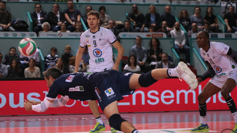 Hermans Egleskalns (Nr.9) mačā pret "Nantes Reze"
"Tours VB" Facebook profils