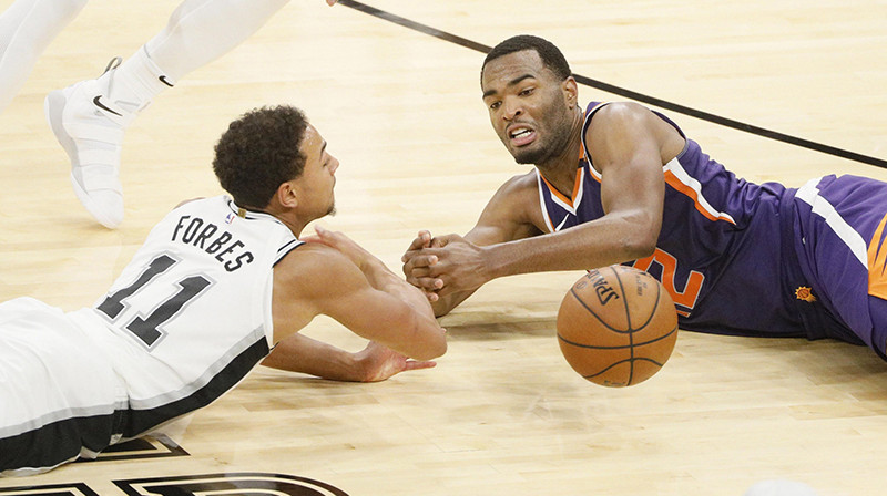 Brins Forbss un Tīdžejs Vorens cīņā uz dēļiem
Foto: USA Today Sports/Scanpix